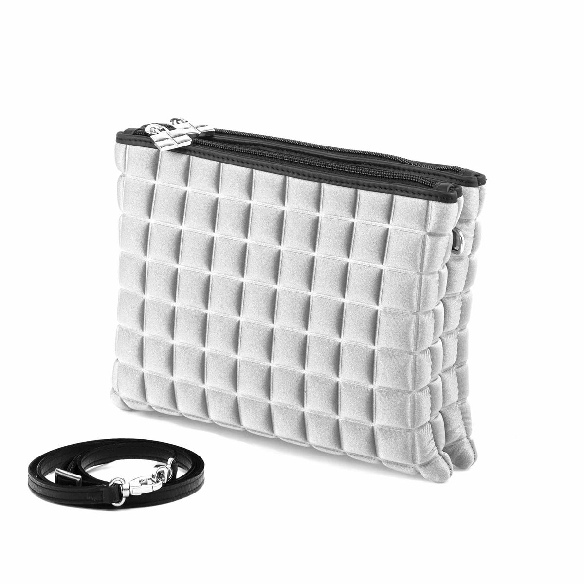 Una borsa da donna modello double clutch della collezione BPrime Bags, in tessuto termoformato 3D Cube, con chiusura a zip e tracolla regolabile e rimovibile in pelle o in metallo.