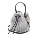 Una borsa a mano da donna modello secchiello della collezione BPrime Bags, in tessuto termoformato 3D Cube, con chiusura con lacci, manico e tracolla rimovibile in pelle.
