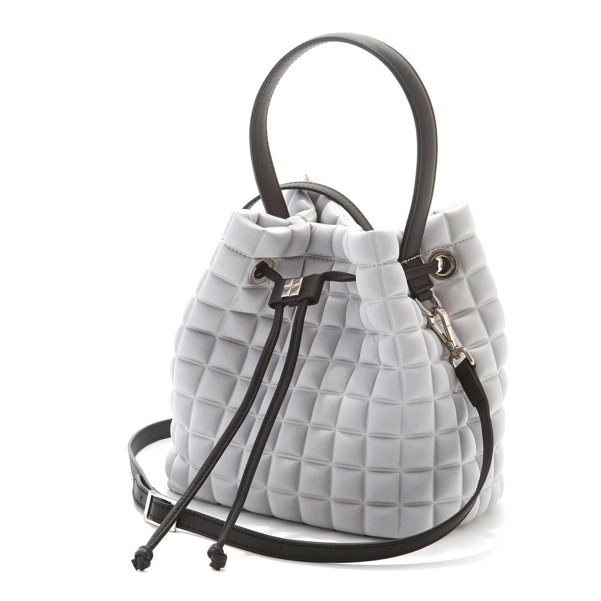 Una borsa a mano da donna modello secchiello della collezione BPrime Bags, in tessuto termoformato 3D Cube, con chiusura con lacci, manico e tracolla rimovibile in pelle.
