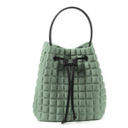 Una borsa a mano da donna modello secchiello della collezione BPrime Bags, in tessuto termoformato 3D Cube, con chiusura con lacci, manico e tracolla rimovibile in pelle.