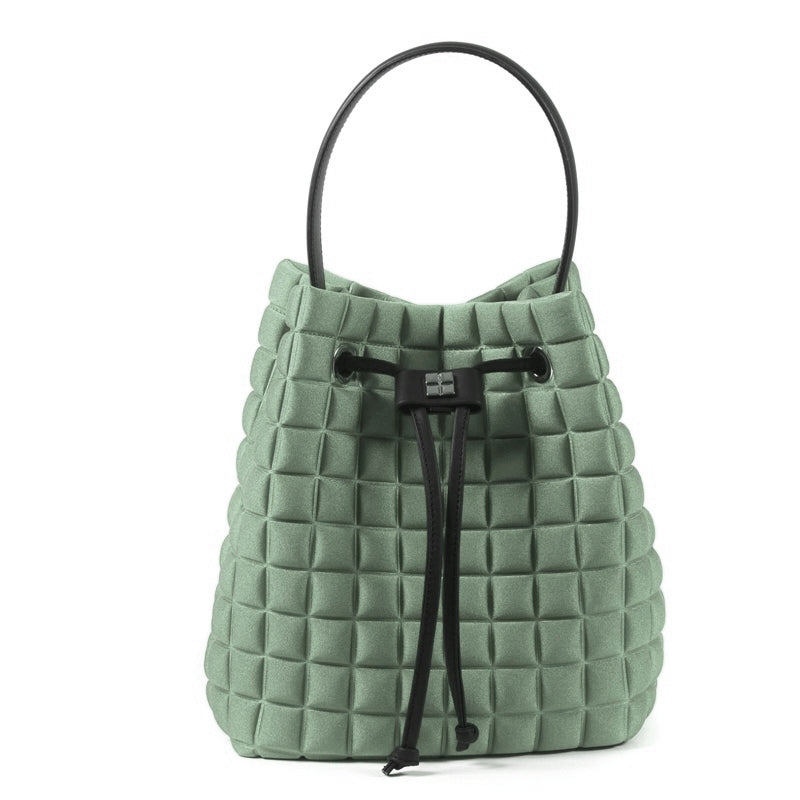 Una borsa a mano da donna modello secchiello della collezione BPrime Bags, in tessuto termoformato 3D Cube, con chiusura con lacci, manico e tracolla rimovibile in pelle.