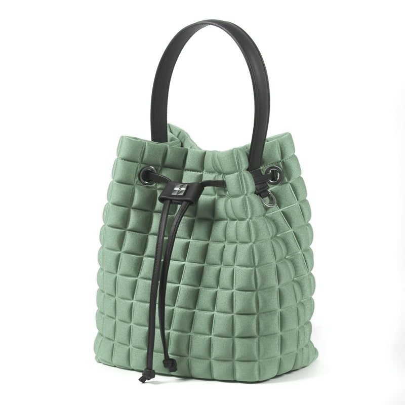 Una borsa a mano da donna modello secchiello della collezione BPrime Bags, in tessuto termoformato 3D Cube, con chiusura con lacci, manico e tracolla rimovibile in pelle.