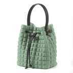 Una borsa a mano da donna modello secchiello della collezione BPrime Bags, in tessuto termoformato 3D Cube, con chiusura con lacci, manico e tracolla rimovibile in pelle.