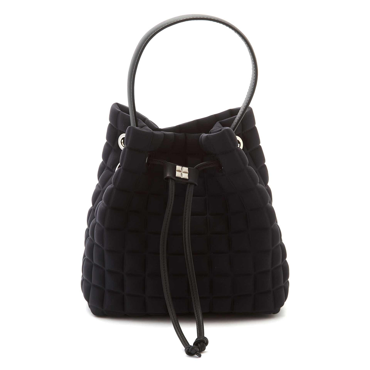 Una borsa a mano da donna modello secchiello della collezione BPrime Bags, in tessuto termoformato 3D Cube, con chiusura con lacci, manico e tracolla rimovibile in pelle.