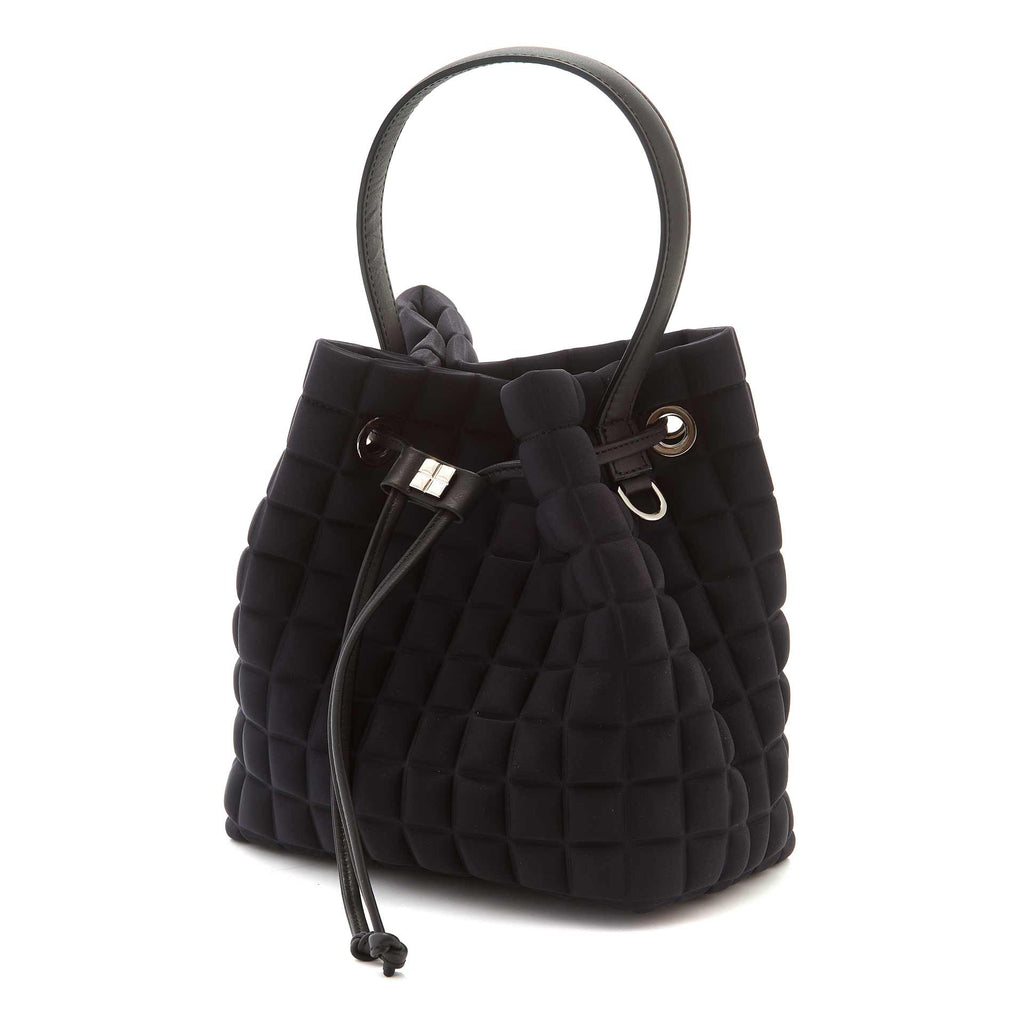 Una borsa a mano da donna modello secchiello della collezione BPrime Bags, in tessuto termoformato 3D Cube, con chiusura con lacci, manico e tracolla rimovibile in pelle.