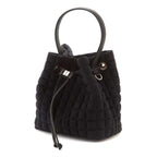 Una borsa a mano da donna modello secchiello della collezione BPrime Bags, in tessuto termoformato 3D Cube, con chiusura con lacci, manico e tracolla rimovibile in pelle.
