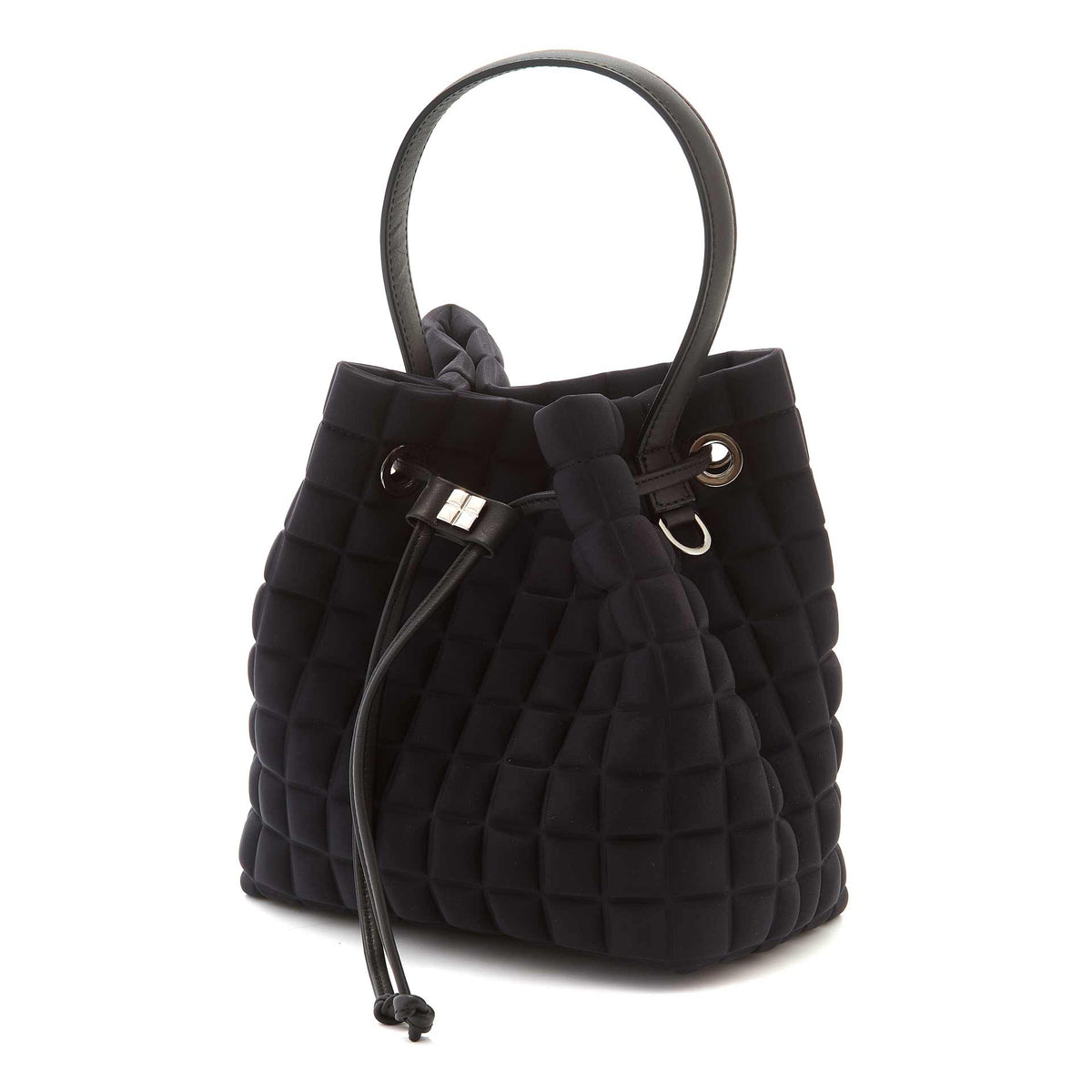 Una borsa a mano da donna modello secchiello della collezione BPrime Bags, in tessuto termoformato 3D Cube, con chiusura con lacci, manico e tracolla rimovibile in pelle.