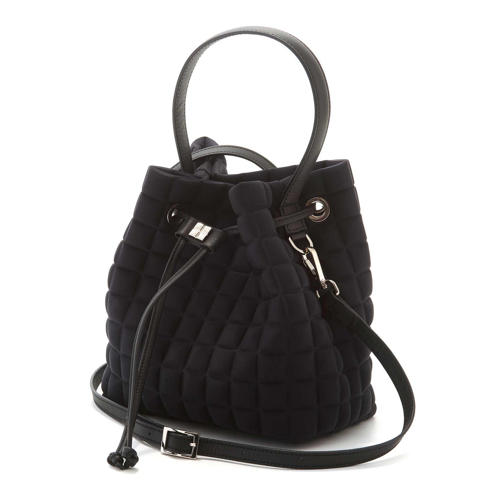 Una borsa a mano da donna modello secchiello della collezione BPrime Bags, in tessuto termoformato 3D Cube, con chiusura con lacci, manico e tracolla rimovibile in pelle.