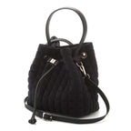 Una borsa a mano da donna modello secchiello della collezione BPrime Bags, in tessuto termoformato 3D Cube, con chiusura con lacci, manico e tracolla rimovibile in pelle.