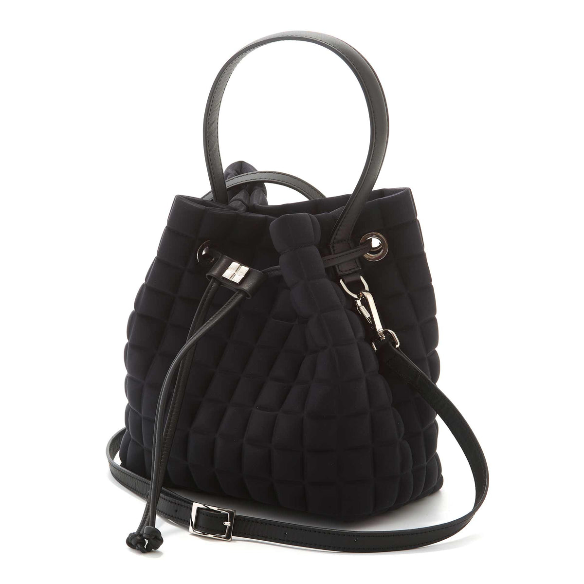 Una borsa a mano da donna modello secchiello della collezione BPrime Bags, in tessuto termoformato 3D Cube, con chiusura con lacci, manico e tracolla rimovibile in pelle.