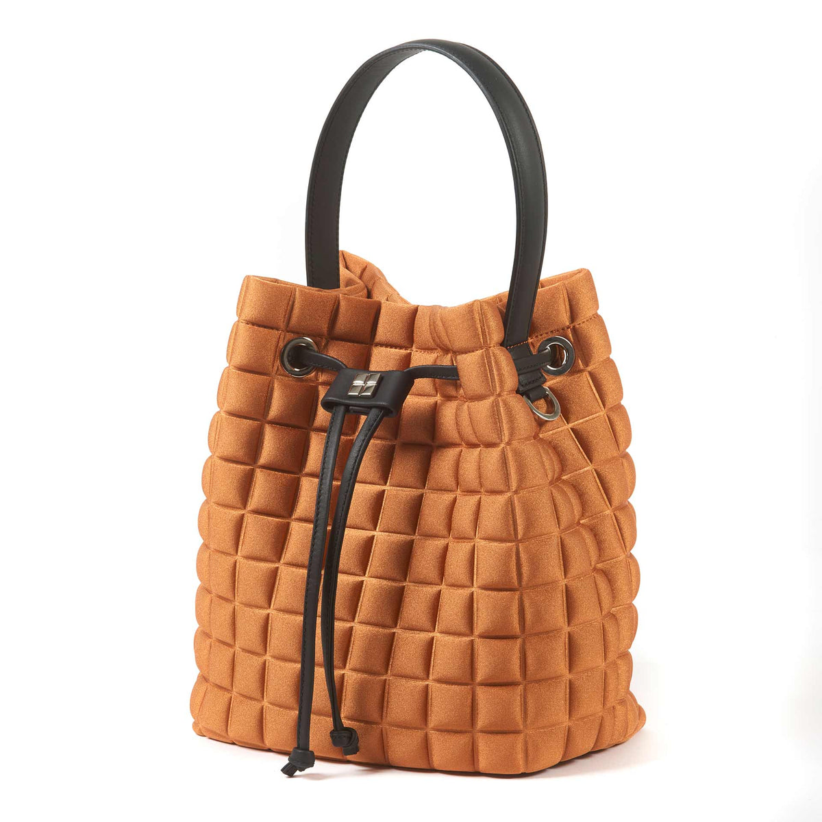 Una borsa a mano da donna modello secchiello della collezione BPrime Bags, in tessuto termoformato 3D Cube, con chiusura con lacci, manico e tracolla rimovibile in pelle.