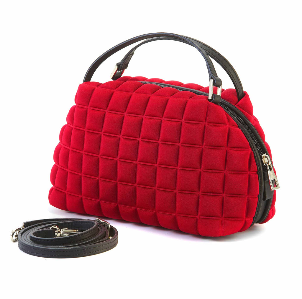 una borsa a mano da donna, di piccole dimensioni, della collezione BPrime Bags, in tessuto termoformato 3D Cube, con chiusura centrale a zip, manici e tracolla rimovibile in pelle.