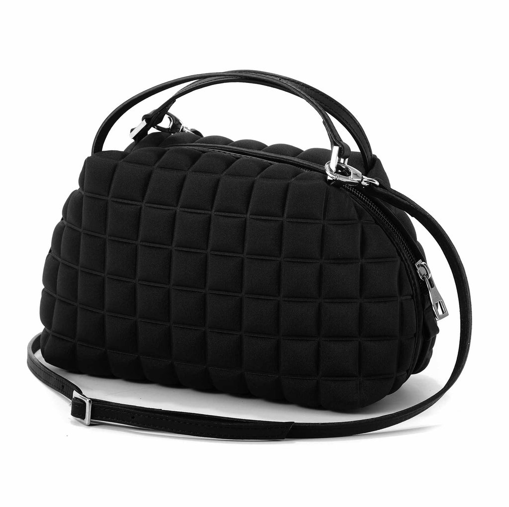 una borsa a mano da donna, di piccole dimensioni, della collezione BPrime Bags, in tessuto termoformato 3D Cube, con chiusura centrale a zip, manici e tracolla rimovibile in pelle.
