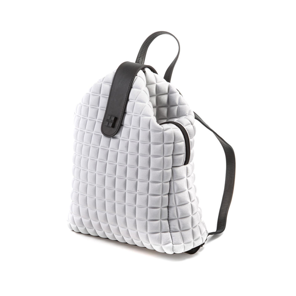 uno zaino da donna della collezione BPrime Bags, realizzato in tessuto riciclato termoformato 3D Cube, con ampia chiusura a zip nella parte superiore, una chiusura magnetica a clip in pelle con il logo BPrime, una comoda maniglia in pelle e tracolle regolabili con fibbie, dello stesso materiale, per indossarlo sulle spalle.
