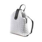 uno zaino da donna della collezione BPrime Bags, realizzato in tessuto riciclato termoformato 3D Cube, con ampia chiusura a zip nella parte superiore, una chiusura magnetica a clip in pelle con il logo BPrime, una comoda maniglia in pelle e tracolle regolabili con fibbie, dello stesso materiale, per indossarlo sulle spalle.