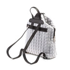 uno zaino da donna della collezione BPrime Bags, realizzato in tessuto riciclato termoformato 3D Cube, con ampia chiusura a zip nella parte superiore, una chiusura magnetica a clip in pelle con il logo BPrime, una comoda maniglia in pelle e tracolle regolabili con fibbie, dello stesso materiale, per indossarlo sulle spalle.