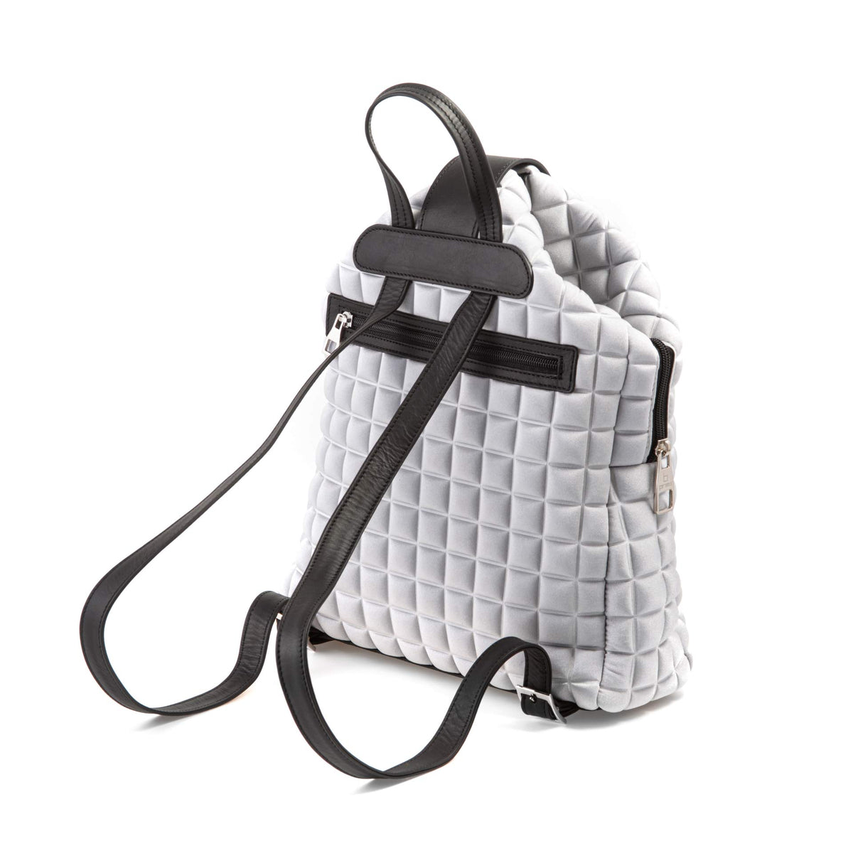 uno zaino da donna della collezione BPrime Bags, realizzato in tessuto riciclato termoformato 3D Cube, con ampia chiusura a zip nella parte superiore, una chiusura magnetica a clip in pelle con il logo BPrime, una comoda maniglia in pelle e tracolle regolabili con fibbie, dello stesso materiale, per indossarlo sulle spalle.