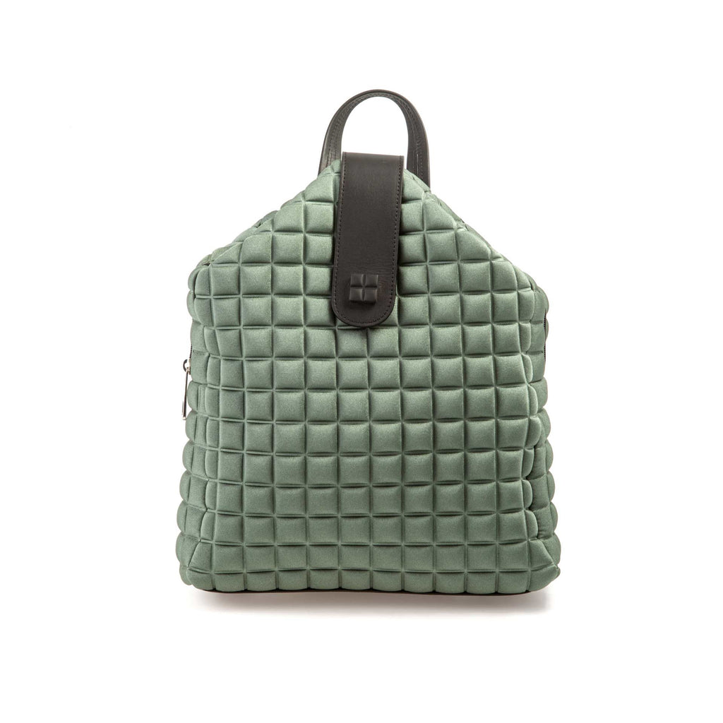 uno zaino da donna della collezione BPrime Bags, realizzato in tessuto riciclato termoformato 3D Cube, con ampia chiusura a zip nella parte superiore, una chiusura magnetica a clip in pelle con il logo BPrime, una comoda maniglia in pelle e tracolle regolabili con fibbie, dello stesso materiale, per indossarlo sulle spalle.