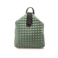 uno zaino da donna della collezione BPrime Bags, realizzato in tessuto riciclato termoformato 3D Cube, con ampia chiusura a zip nella parte superiore, una chiusura magnetica a clip in pelle con il logo BPrime, una comoda maniglia in pelle e tracolle regolabili con fibbie, dello stesso materiale, per indossarlo sulle spalle.