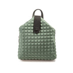 uno zaino da donna della collezione BPrime Bags, realizzato in tessuto riciclato termoformato 3D Cube, con ampia chiusura a zip nella parte superiore, una chiusura magnetica a clip in pelle con il logo BPrime, una comoda maniglia in pelle e tracolle regolabili con fibbie, dello stesso materiale, per indossarlo sulle spalle.
