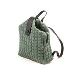 uno zaino da donna della collezione BPrime Bags, realizzato in tessuto riciclato termoformato 3D Cube, con ampia chiusura a zip nella parte superiore, una chiusura magnetica a clip in pelle con il logo BPrime, una comoda maniglia in pelle e tracolle regolabili con fibbie, dello stesso materiale, per indossarlo sulle spalle.