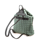 uno zaino da donna della collezione BPrime Bags, realizzato in tessuto riciclato termoformato 3D Cube, con ampia chiusura a zip nella parte superiore, una chiusura magnetica a clip in pelle con il logo BPrime, una comoda maniglia in pelle e tracolle regolabili con fibbie, dello stesso materiale, per indossarlo sulle spalle.