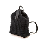 uno zaino da donna della collezione BPrime Bags, realizzato in tessuto riciclato termoformato 3D Cube, con ampia chiusura a zip nella parte superiore, una chiusura magnetica a clip in pelle con il logo BPrime, una comoda maniglia in pelle e tracolle regolabili con fibbie, dello stesso materiale, per indossarlo sulle spalle.