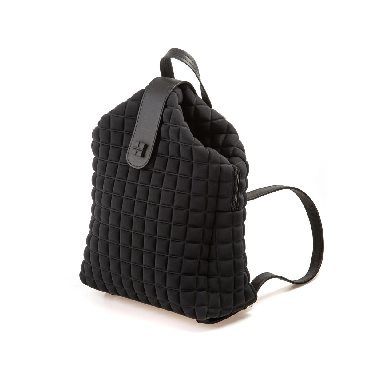 uno zaino da donna della collezione BPrime Bags, realizzato in tessuto riciclato termoformato 3D Cube, con ampia chiusura a zip nella parte superiore, una chiusura magnetica a clip in pelle con il logo BPrime, una comoda maniglia in pelle e tracolle regolabili con fibbie, dello stesso materiale, per indossarlo sulle spalle.