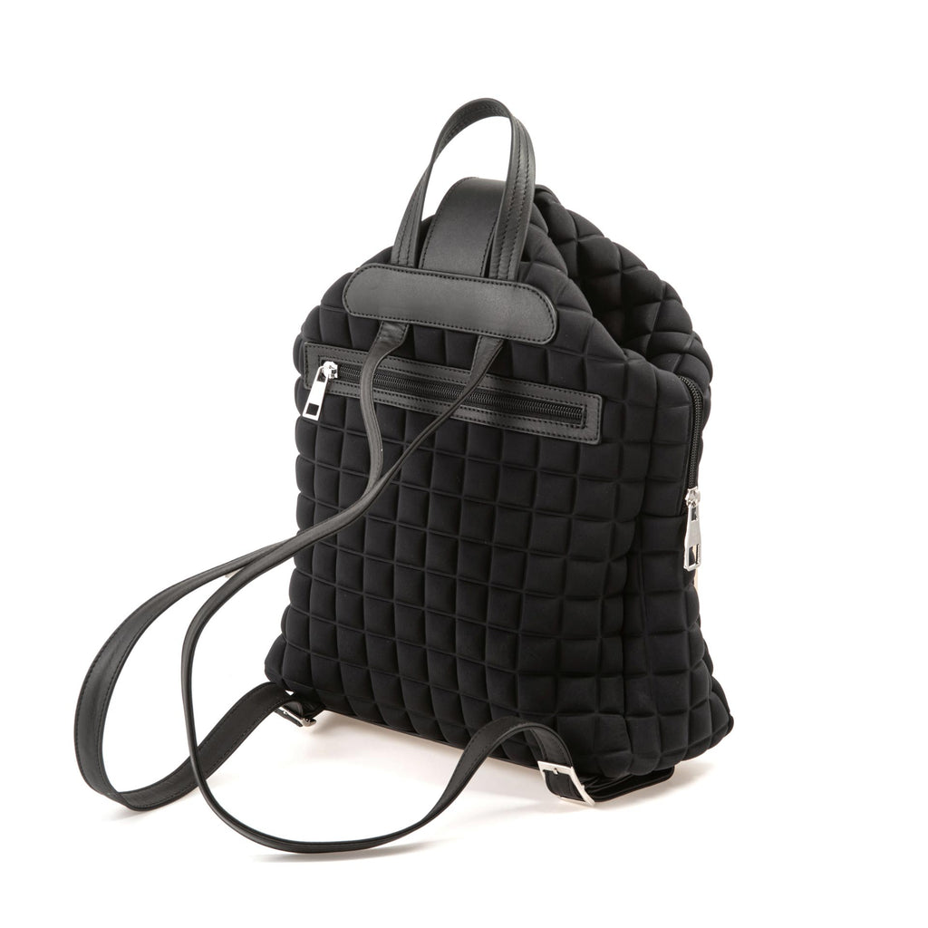 uno zaino da donna della collezione BPrime Bags, realizzato in tessuto riciclato termoformato 3D Cube, con ampia chiusura a zip nella parte superiore, una chiusura magnetica a clip in pelle con il logo BPrime, una comoda maniglia in pelle e tracolle regolabili con fibbie, dello stesso materiale, per indossarlo sulle spalle.