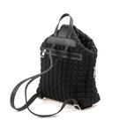 uno zaino da donna della collezione BPrime Bags, realizzato in tessuto riciclato termoformato 3D Cube, con ampia chiusura a zip nella parte superiore, una chiusura magnetica a clip in pelle con il logo BPrime, una comoda maniglia in pelle e tracolle regolabili con fibbie, dello stesso materiale, per indossarlo sulle spalle.