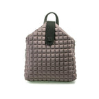 uno zaino da donna della collezione BPrime Bags, realizzato in tessuto riciclato termoformato 3D Cube, con ampia chiusura a zip nella parte superiore, una chiusura magnetica a clip in pelle con il logo BPrime, una comoda maniglia in pelle e tracolle regolabili con fibbie, dello stesso materiale, per indossarlo sulle spalle.