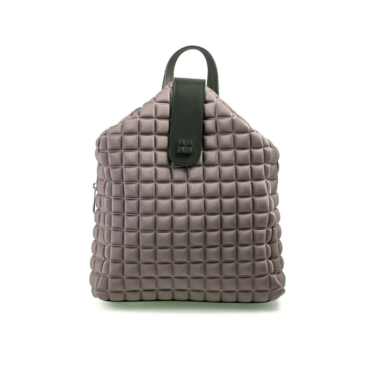uno zaino da donna della collezione BPrime Bags, realizzato in tessuto riciclato termoformato 3D Cube, con ampia chiusura a zip nella parte superiore, una chiusura magnetica a clip in pelle con il logo BPrime, una comoda maniglia in pelle e tracolle regolabili con fibbie, dello stesso materiale, per indossarlo sulle spalle.