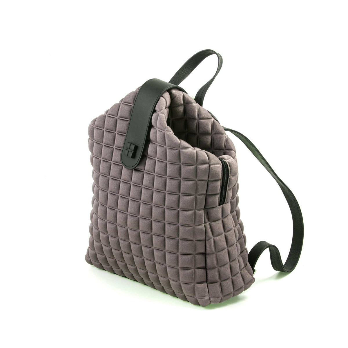 uno zaino da donna della collezione BPrime Bags, realizzato in tessuto riciclato termoformato 3D Cube, con ampia chiusura a zip nella parte superiore, una chiusura magnetica a clip in pelle con il logo BPrime, una comoda maniglia in pelle e tracolle regolabili con fibbie, dello stesso materiale, per indossarlo sulle spalle.