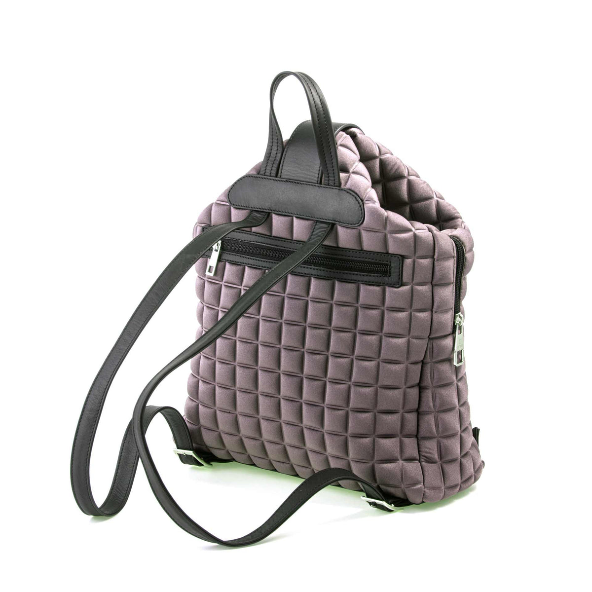 uno zaino da donna della collezione BPrime Bags, realizzato in tessuto riciclato termoformato 3D Cube, con ampia chiusura a zip nella parte superiore, una chiusura magnetica a clip in pelle con il logo BPrime, una comoda maniglia in pelle e tracolle regolabili con fibbie, dello stesso materiale, per indossarlo sulle spalle.