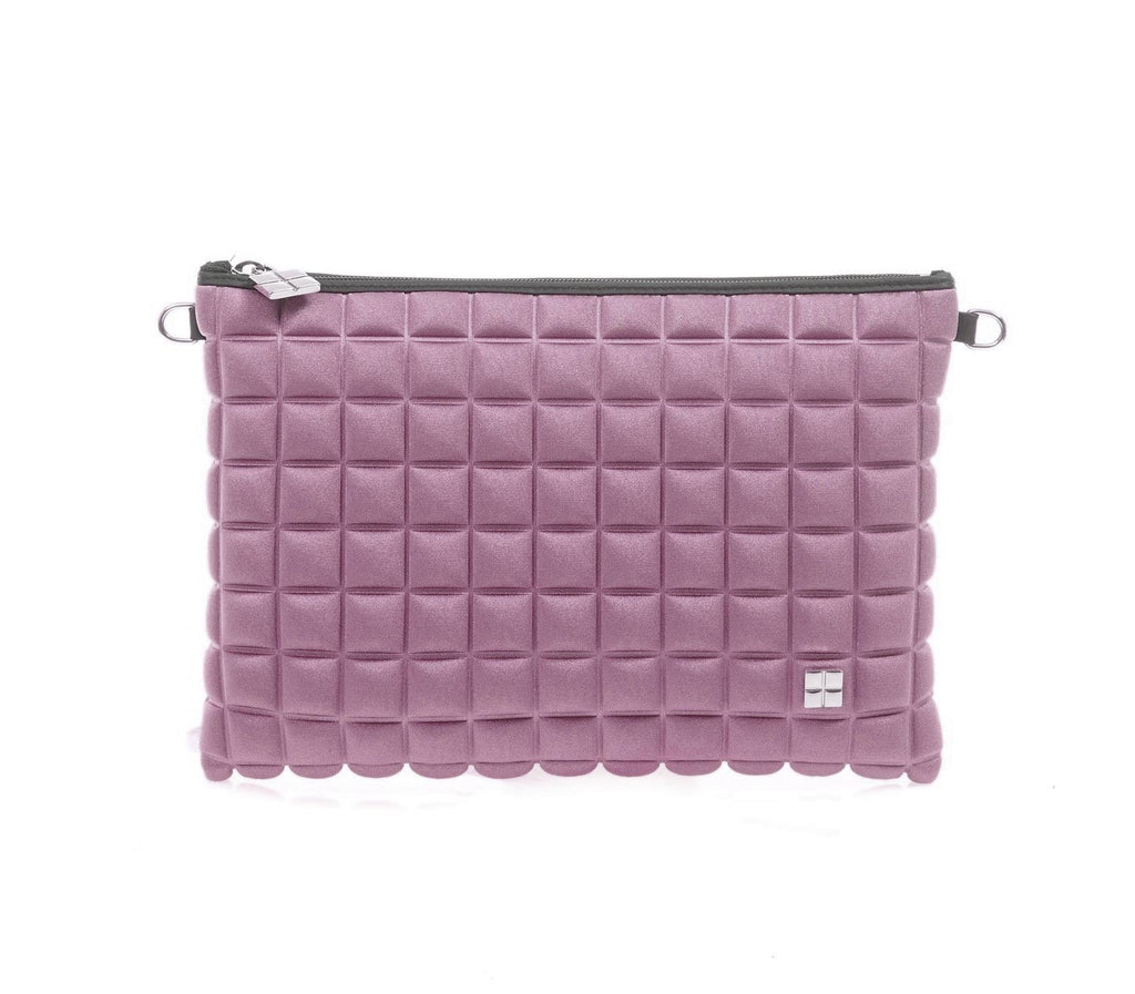 una borsetta da donna della collezione BPrime Bags, modello clutch, realizzata con il tessuto riciclato termoformato 3D Cube, con chiusura a zip logo BPrime in metallo, color verde militare.