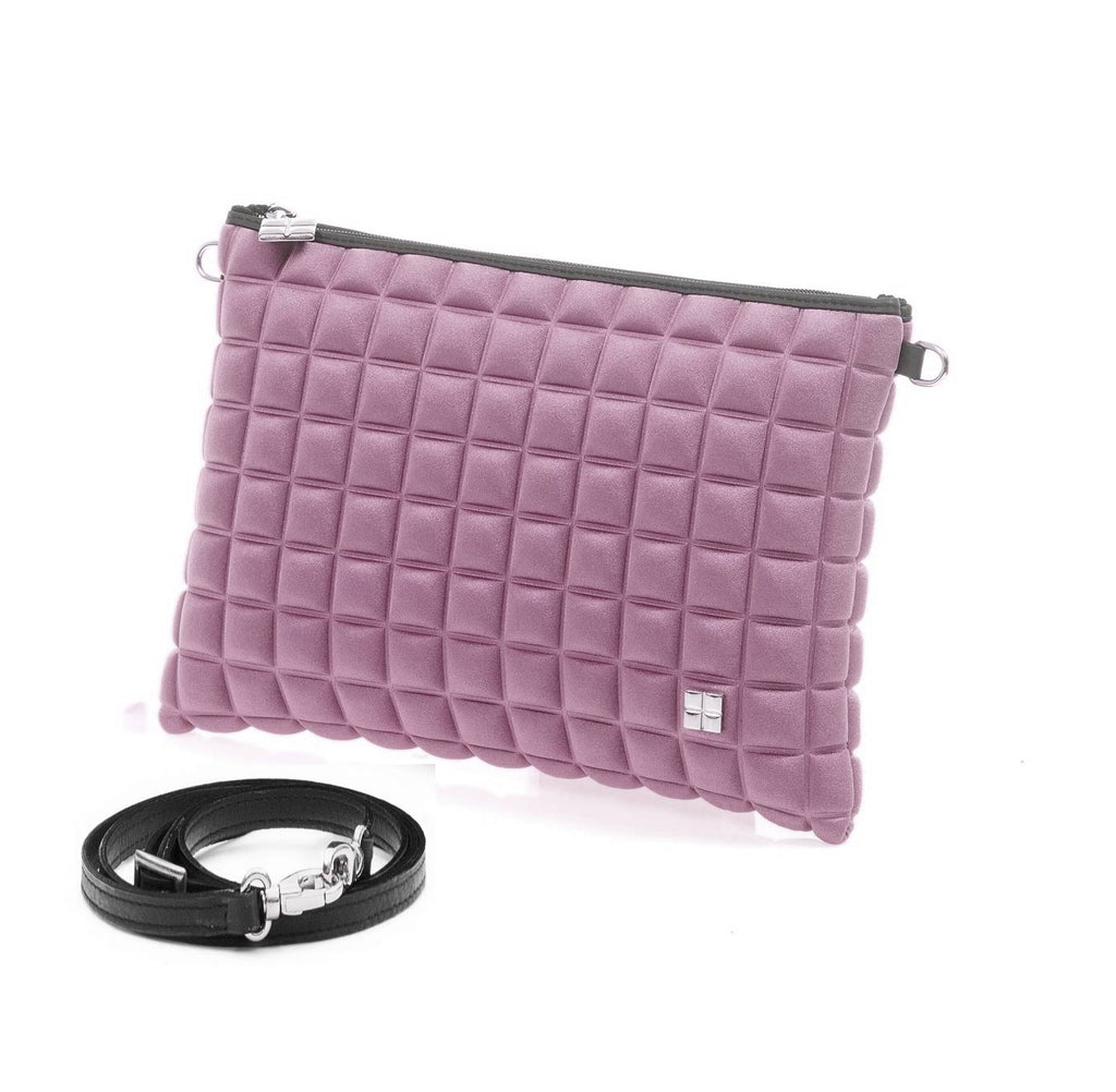 una borsetta da donna della collezione BPrime Bags, modello clutch, realizzata con il tessuto riciclato termoformato 3D Cube, con chiusura a zip logo BPrime in metallo, color verde militare.