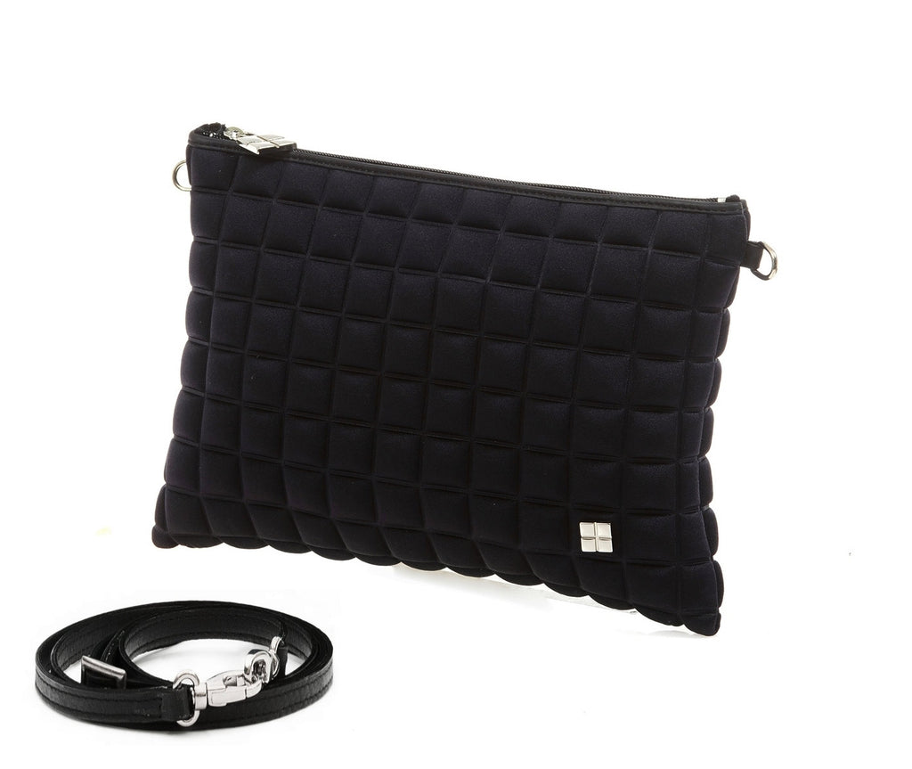 una borsetta da donna della collezione BPrime Bags, modello clutch, realizzata con il tessuto riciclato termoformato 3D Cube, con chiusura a zip logo BPrime in metallo, color verde militare.