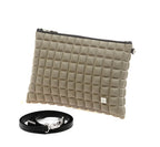 una borsetta da donna della collezione BPrime Bags, modello clutch, realizzata con il tessuto riciclato termoformato 3D Cube, con chiusura a zip logo BPrime in metallo, color verde militare.