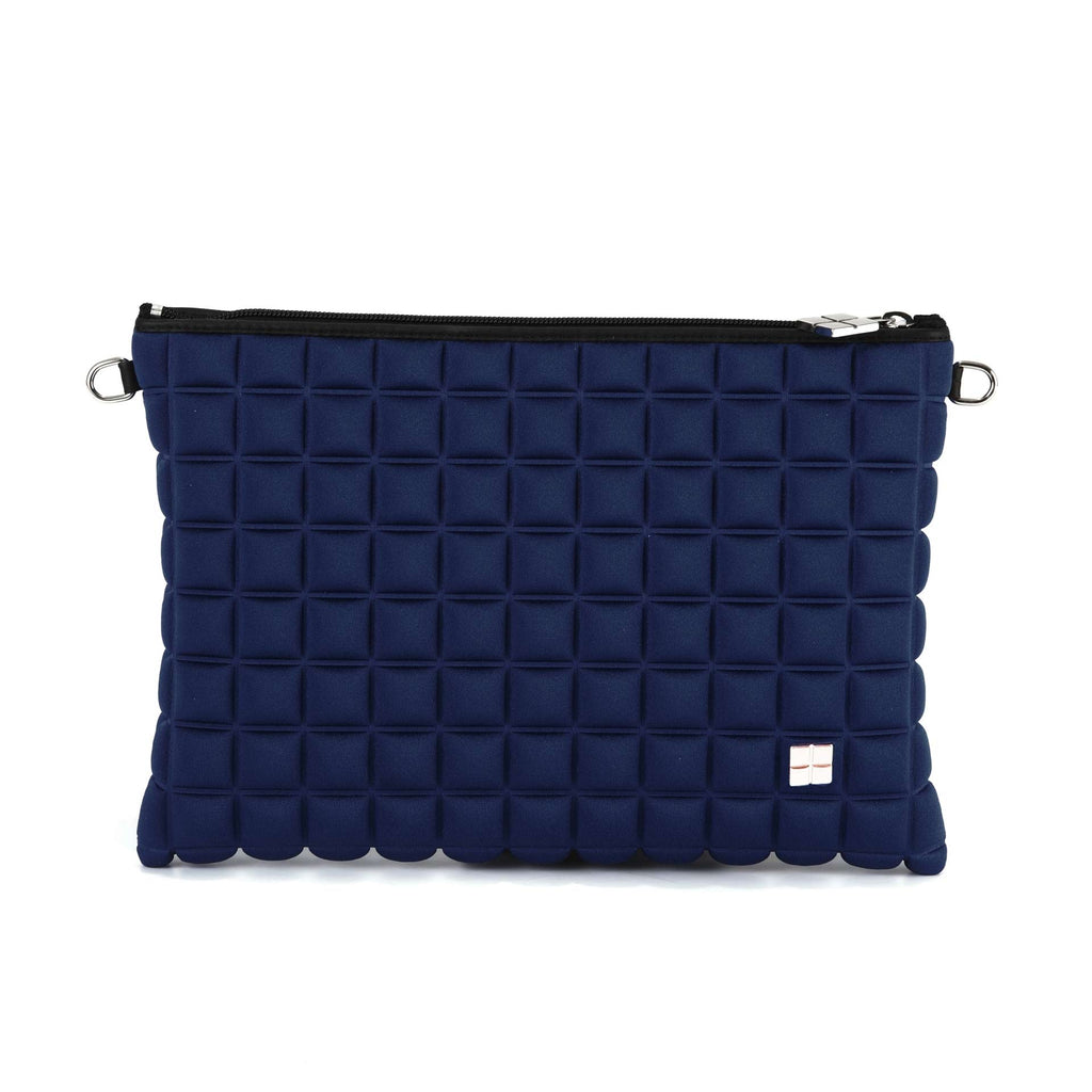 una borsetta da donna della collezione BPrime Bags, modello clutch, realizzata con il tessuto riciclato termoformato 3D Cube, con chiusura a zip logo BPrime in metallo, color verde militare.