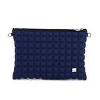 una borsetta da donna della collezione BPrime Bags, modello clutch, realizzata con il tessuto riciclato termoformato 3D Cube, con chiusura a zip logo BPrime in metallo, color verde militare.