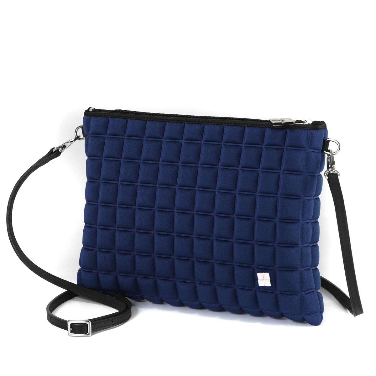 una borsetta da donna della collezione BPrime Bags, modello clutch, realizzata con il tessuto riciclato termoformato 3D Cube, con chiusura a zip logo BPrime in metallo, color verde militare.