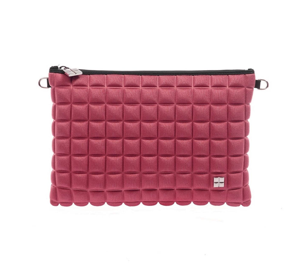 una borsetta da donna della collezione BPrime Bags, modello clutch, realizzata con il tessuto riciclato termoformato 3D Cube, con chiusura a zip logo BPrime in metallo, color verde militare.