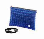 una borsetta da donna della collezione BPrime Bags, modello clutch, realizzata con il tessuto riciclato termoformato 3D Cube, con chiusura a zip logo BPrime in metallo, color verde militare.