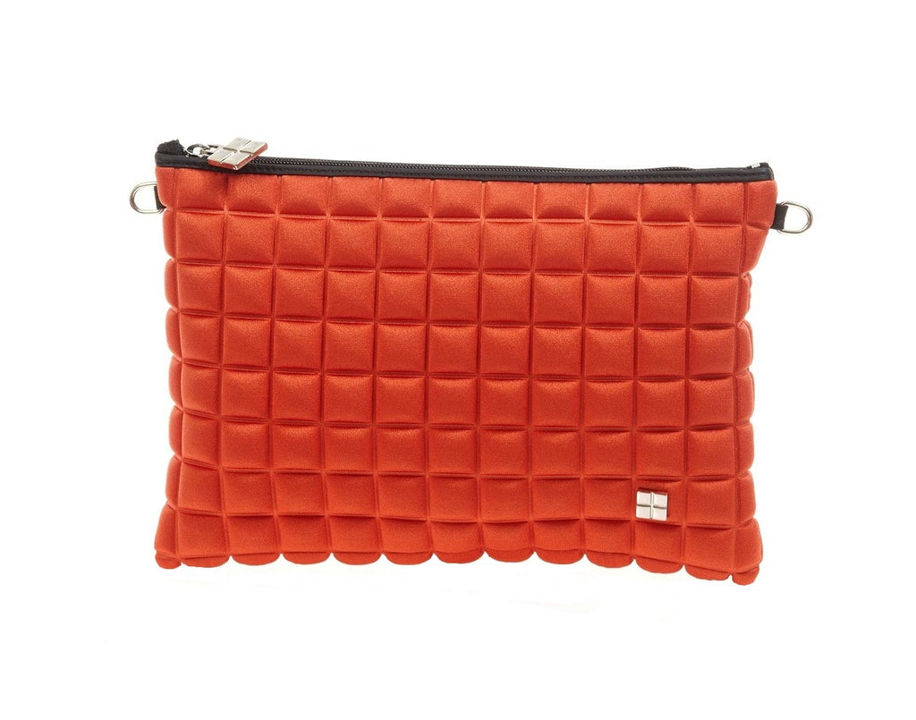 una borsetta da donna della collezione BPrime Bags, modello clutch, realizzata con il tessuto riciclato termoformato 3D Cube, con chiusura a zip logo BPrime in metallo, color verde militare.