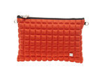 una borsetta da donna della collezione BPrime Bags, modello clutch, realizzata con il tessuto riciclato termoformato 3D Cube, con chiusura a zip logo BPrime in metallo, color verde militare.