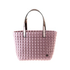 una borsa da donna modello shopping della collezione BPrime Bags, realizzata con il tessuto riciclato termoformato 3D Cube, con chiusura a bottone magnetico, manici e tasca interna in materiali a scelta come pelle, bio veg mais o laminato.