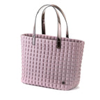 una borsa da donna modello shopping della collezione BPrime Bags, realizzata con il tessuto riciclato termoformato 3D Cube, con chiusura a bottone magnetico, manici e tasca interna in materiali a scelta come pelle, bio veg mais o laminato.