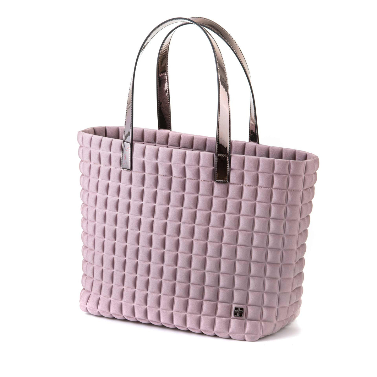 una borsa da donna modello shopping della collezione BPrime Bags, realizzata con il tessuto riciclato termoformato 3D Cube, con chiusura a bottone magnetico, manici e tasca interna in materiali a scelta come pelle, bio veg mais o laminato.