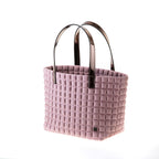 una borsa da donna modello shopping della collezione BPrime Bags, realizzata con il tessuto riciclato termoformato 3D Cube, con chiusura a bottone magnetico, manici e tasca interna in materiali a scelta come pelle, bio veg mais o laminato.