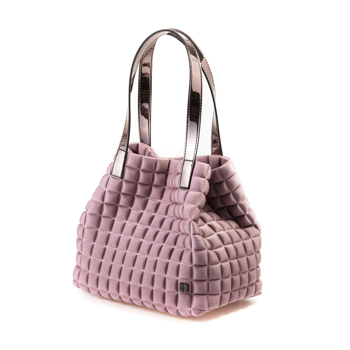 una borsa da donna modello shopping della collezione BPrime Bags, realizzata con il tessuto riciclato termoformato 3D Cube, con chiusura a bottone magnetico, manici e tasca interna in materiali a scelta come pelle, bio veg mais o laminato.
